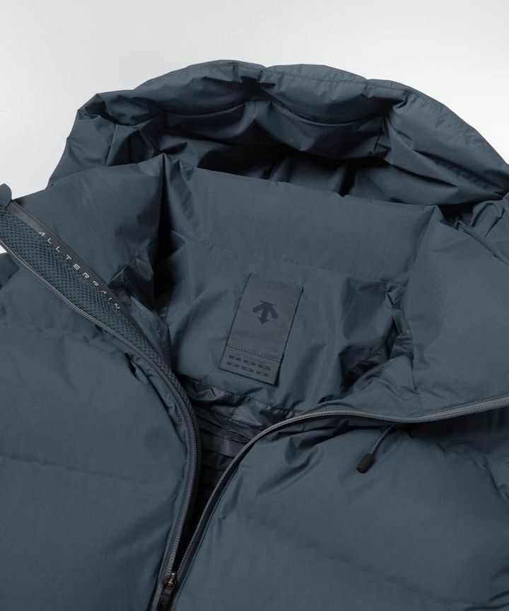 フロントジッパー部分に採⽤されたデュアルジップベンチレーションは、2列のジッパーとその間に配置されたメッシュ⽣地により⾐服内に外気を取り込み、ジャケット内にこもりやすい不快な熱や湿気を逃がすことが可能。熱接着ノンキルト加⼯とシームテープ加⼯による⾼い耐⽔性に加えて、さらなる機能性進化を遂げたハイパフォーマンスモデルだ。