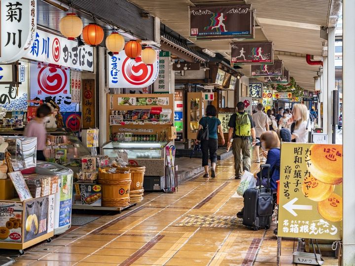 箱根湯本温泉は、都心からのアクセスが抜群に便利な温泉地。箱根観光の玄関口としてにぎわう温泉街には、豊富な泉質の湯、食べ歩きグルメ、情緒ある夜景など魅力が満載で、週末の小さな温泉旅にぴったりの名湯です。