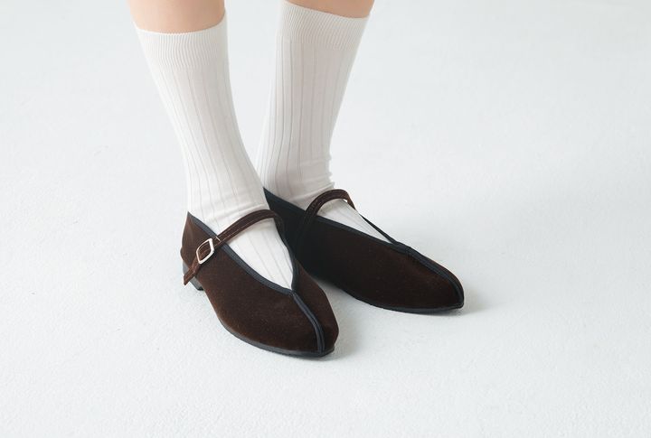 美光沢のベロア素材の靴