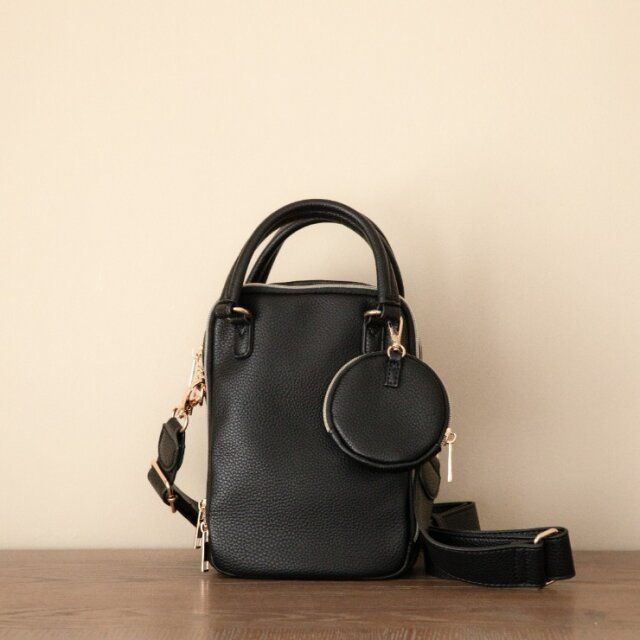 2025しまむら女性黒縦型ショルダーバッグ