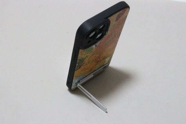 セリア スリムスマートフォンスタンド 折りたたみ式 使用例 縦向き