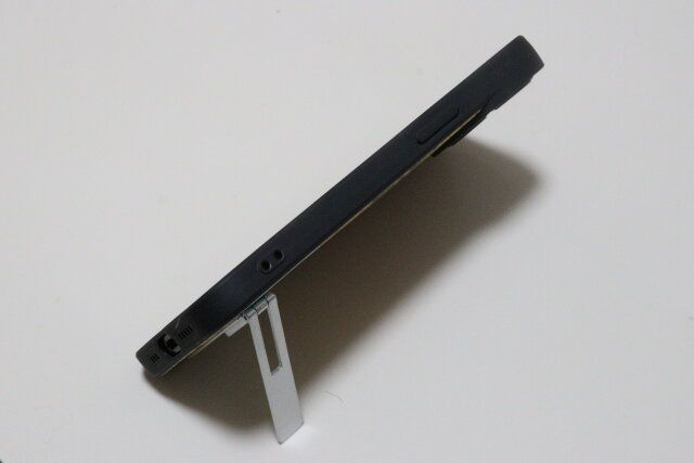 セリア スリムスマートフォンスタンド 折りたたみ式 使用例 横向き