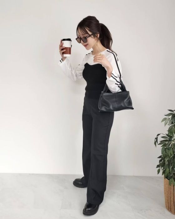 GUのブラックの「フレアスラックス」