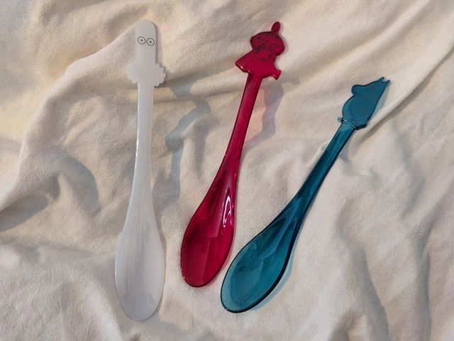 ムーミン・リトルミイ・ニョロニョロのスプーン3本を並べた様子