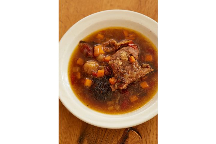 塩だけで味が決まる！“ドライフルーツとスペアリブの煮込みスープ”