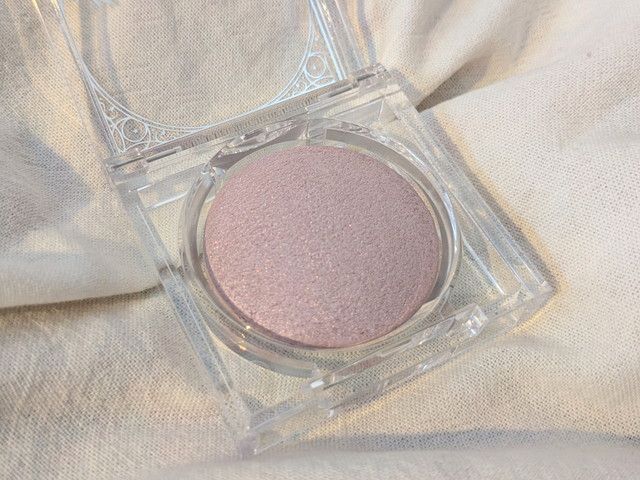 CANMAKE ムーングロウハイライター03 ムーングロウライラックの粉質アップ