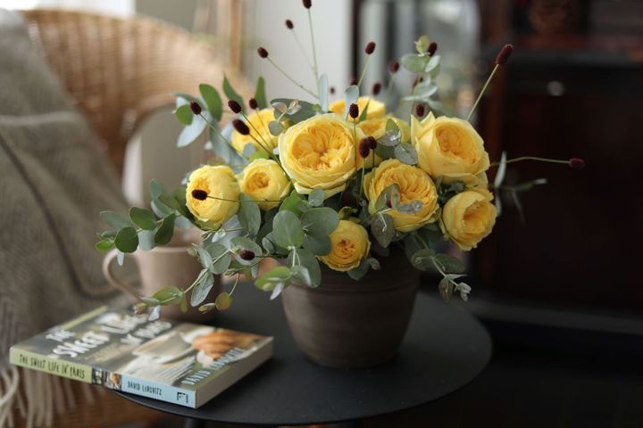 黄色い秋バラのアレンジ