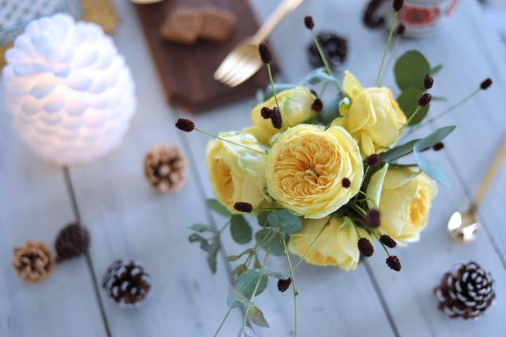 黄色い秋バラのミニアレンジ