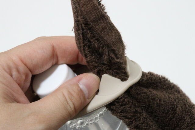 カラビナ付ボトル、タオルキーホルダー（ベージュ、黒、グリーン） タオル装着方法