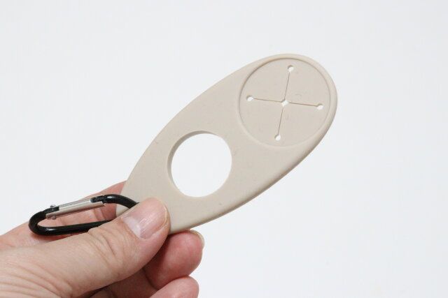 カラビナ付ボトル、タオルキーホルダー（ベージュ、黒、グリーン）