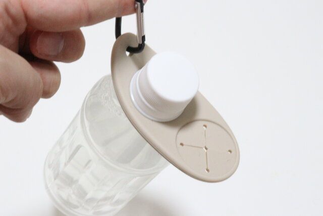 カラビナ付ボトル、タオルキーホルダー（ベージュ、黒、グリーン） ペットボトル装着方法