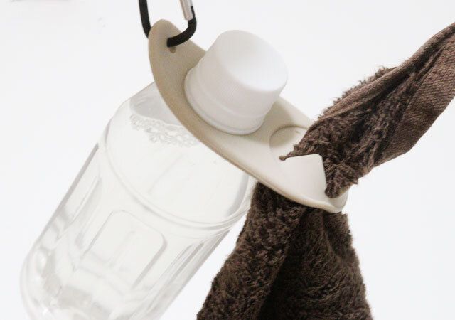カラビナ付ボトル、タオルキーホルダー（ベージュ、黒、グリーン） 使用例