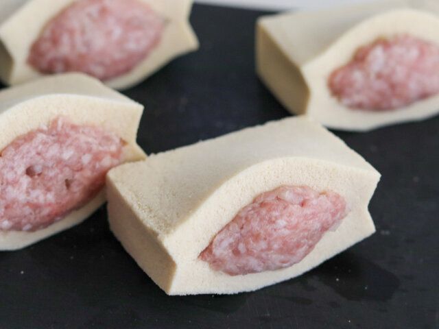 豚ひき肉、長ねぎ、しょうが（すりおろし）、塩をよく混ぜ合わせ、高野豆腐に詰める。