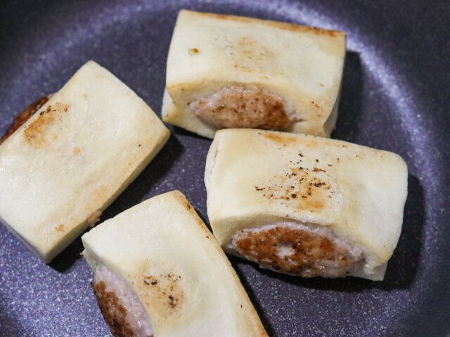 肉に焼き色がついたら、倒して側面にも焼き色をつける。