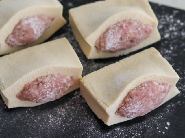 表面に片栗粉をまぶす。