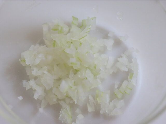長ねぎはみじん切りにする。