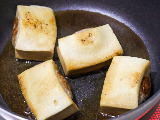 両面が焼けたら、合わせておいた調味料を加えてさっとからめ、フタをして弱火で3～4分加熱する。
