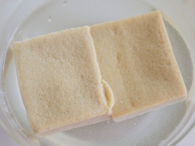高野豆腐はたっぷりの水につけて戻しておく。
