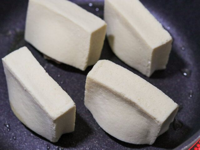 フライパンにごま油を熱し、肉だねの部分を下にして高野豆腐を並べる。