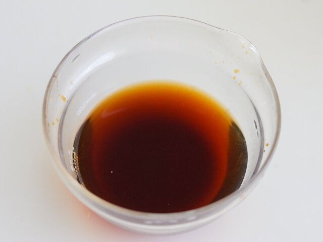 水、酒、しょうゆ、みりん、砂糖、顆粒和風だしの素を混ぜ合わせる。