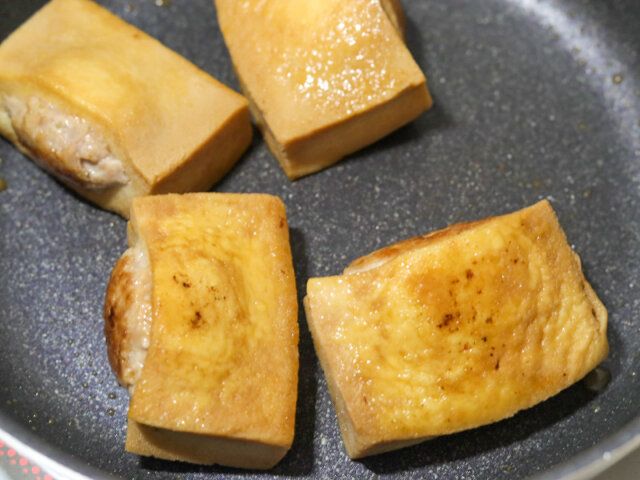 フタを取ったら残った煮汁をしっかり高野豆腐に吸わせて仕上げましょう。