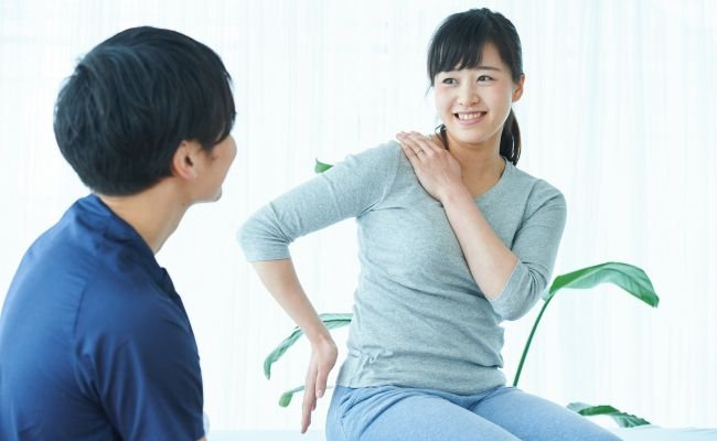 理学療法士の先生と話しているイメージ