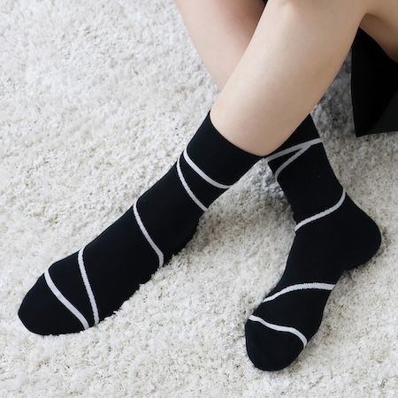 ソックスブランド「CHICSTOCKS」、皆川明と考案した螺旋モチーフの新作「WIND」を発売