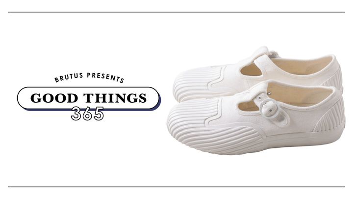 〈アンフォームド〉のスニーカー