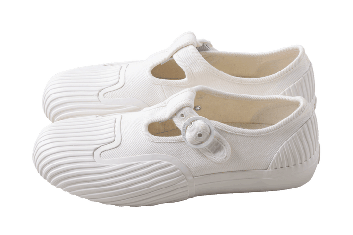 〈アンフォームド〉のスニーカー