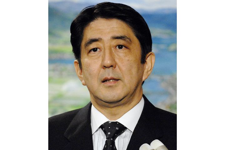第1次安倍政権発足1か月を前に、報道各社の質問に答える安倍晋三首相（当時）＝2006年10月25日、時事