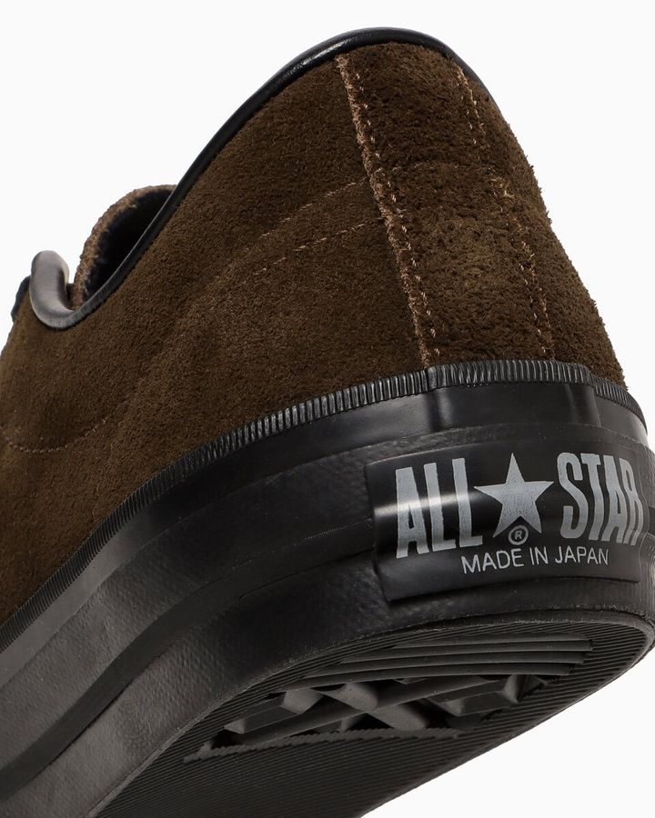 ソール、一つ星、シューレースなどにはポイントでブラックを差し、シックで落ち着いたデザインに仕上げている。ヒールラベルの下部には「MADE IN JAPAN」の文字を印字し、国産モデルならではの特別感を強調する。