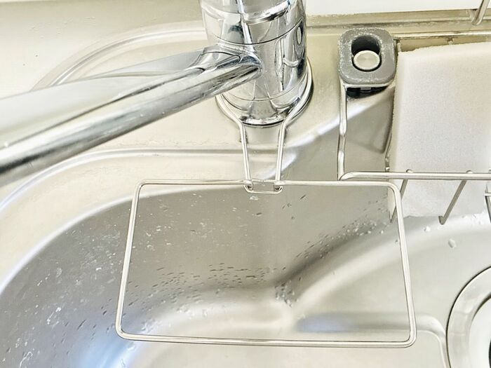 【セリア】この形状に秘密アリ！？キッチンの定番アイテムとセットで使えば、お手入れのしやすさが激変♪