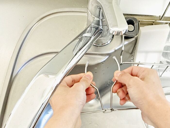 【セリア】この形状に秘密アリ！？キッチンの定番アイテムとセットで使えば、お手入れのしやすさが激変♪