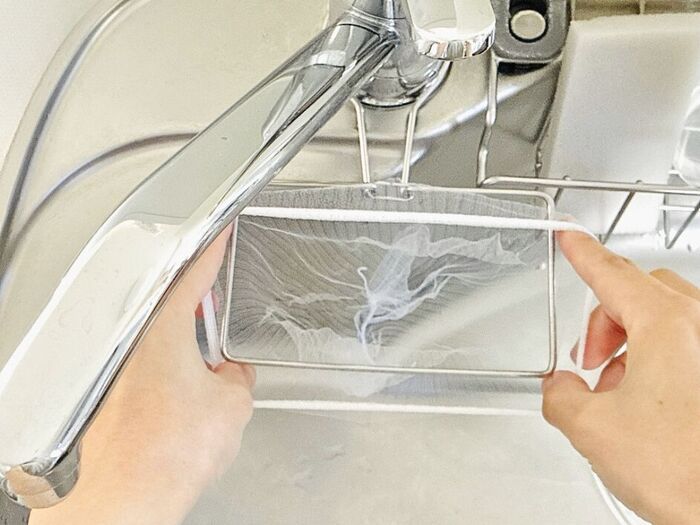 【セリア】この形状に秘密アリ！？キッチンの定番アイテムとセットで使えば、お手入れのしやすさが激変♪