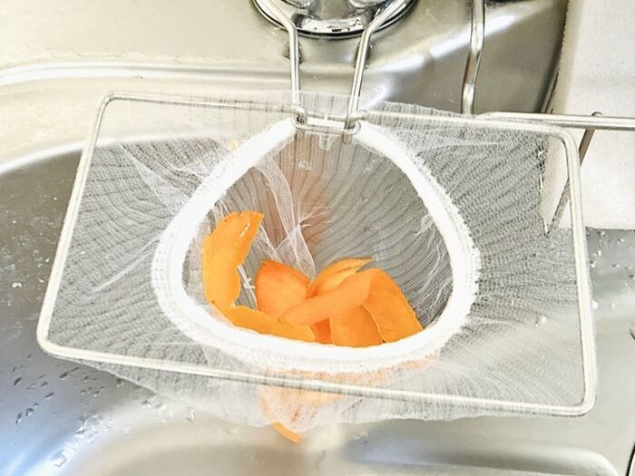 【セリア】この形状に秘密アリ！？キッチンの定番アイテムとセットで使えば、お手入れのしやすさが激変♪