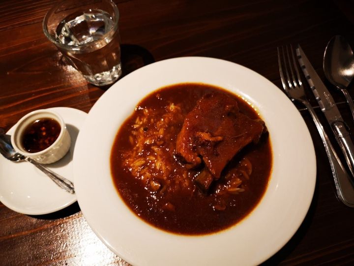 All About ニュース編集部は2025年9月22日に、全国10～70代の男女300人を対象に「都道府県のイメージ」に関するアンケート調査を実施しました。「カレーが魅力的」だと思う都道府県ランキングの2位は「東京都」、1位は？