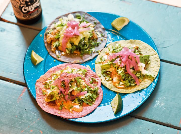 『タコス専門店 tacos trap' 2号店』のチョリソー＆アボカド、ポーク・カルニータス、スパイシー・えびアボカド