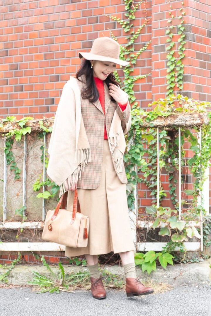 ジャケット／マックスマーラ、ボトムス／ヤヌーク、ブーツ／銀座ヨシノヤ、バッグ／シンクビー（ジャストハート）、ピアス／エスバイマーティン