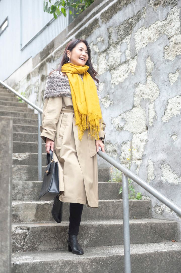 コート／NAVE、ボトムス／ヤヌーク、ブーツ／銀座ヨシノヤ、バッグ／シャネル、ピアス／エスバイマーティン