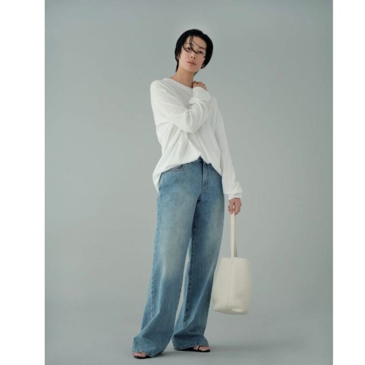 デニムパンツ13万2000円、トップス30万2500円、バッグ31万7900円、サンダル17万6000円（すべてザ･ロウ／ザ･ロウ･ジャパン）