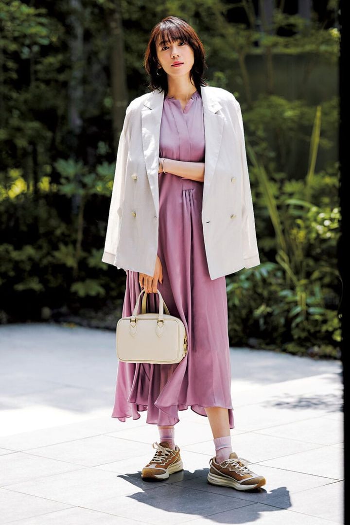 ソックス880円（靴下屋／タビオ） ジャケット3万1900円（サロン アダム エ ロぺ） ワンピース6万4900円（カオス／カオス 表参道） バッグ4万4000円（ラシット／ラシット 大丸梅田店） ピアス4180円（ヘンカ）、バングル9万9000円（スキャット／ともにロードス）