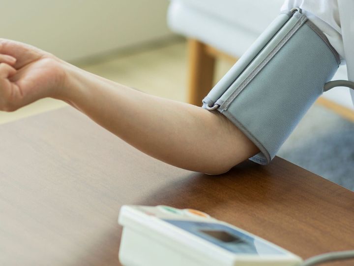 【医師が解説】塩分を控えても血圧が下がらない場合、「睡眠習慣」に原因があるかもしれません。睡眠不足は自律神経を乱し、血管を収縮させて血圧を上昇させます。血圧と睡眠の意外な関係と、眠りで血圧を整える具体的な実践法を分かりやすく解説します。（※画像：shutterstock.com)