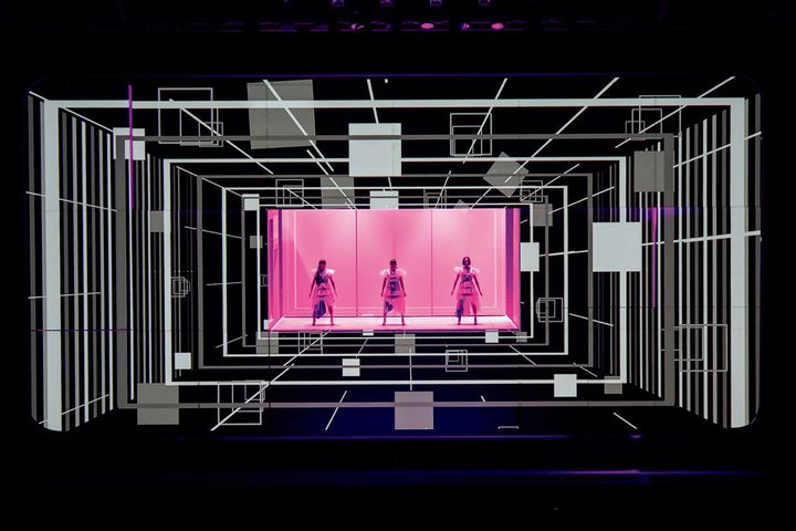 メディアアーティスト・真鍋大度が手掛けたPerfumeのステージ