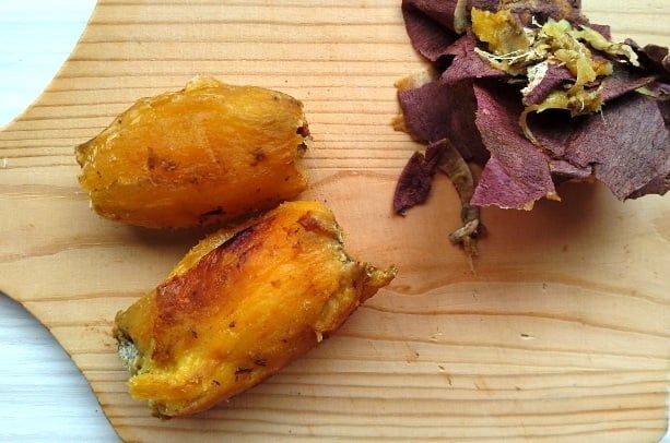 焼きいもの皮をむく