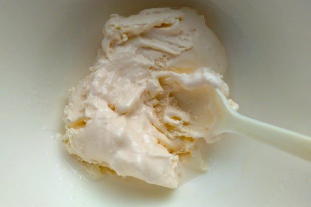 バニラアイスをスプーンなどで混ぜる