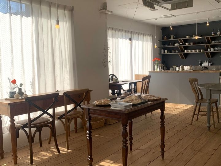店内には古家具が並び、温かみのある空間が広がる（※通常は店内撮影NG。取材のため特別に店内を撮影しています）