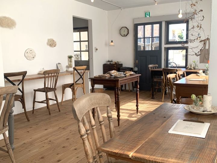 店内はグレーとホワイトを基調として落ち着いた印象（※通常は店内撮影NG。取材のため特別に店内を撮影しています）