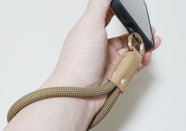 キャンドゥ スマホケース用 本革ハンドストラップ キャメル 使用例