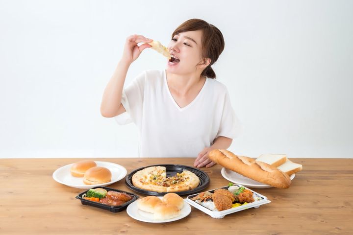 満腹になるまで食べ過ぎた場合のリスクは？（画像はイメージ）