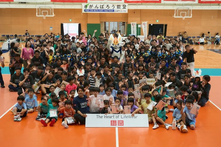 内田篤人氏、「JFAユニクロサッカーキッズ」で能登半島地震の被災地を再訪問！冬に向けて『ヒートテック』を寄贈